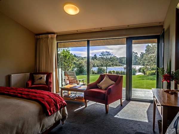 wake to the sights & sound of the Moeraki River